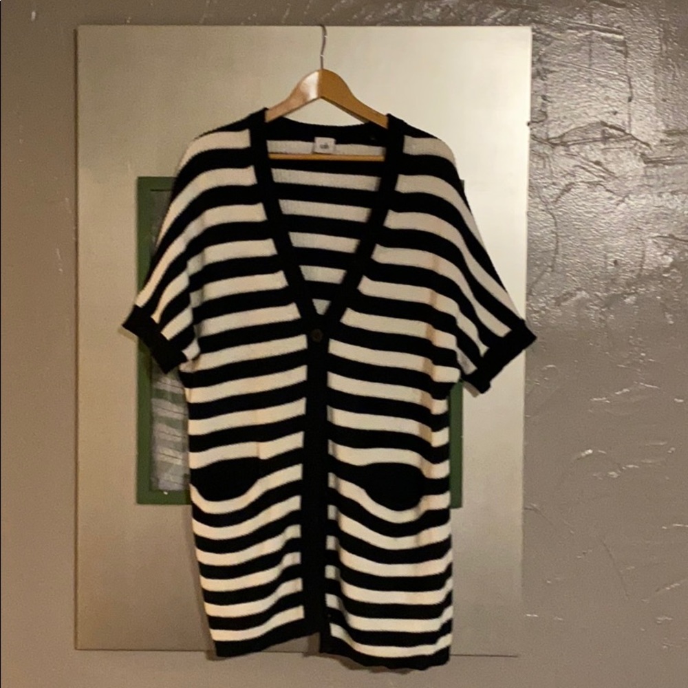 Black and white short sleeve cardigan with pockets